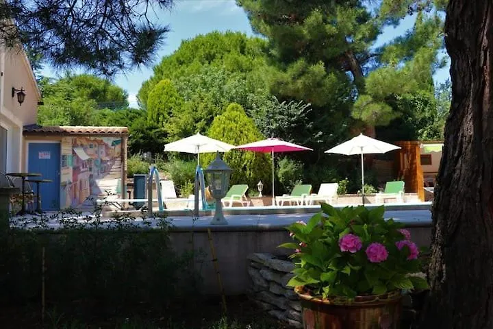 Maison d'hôtes Hôtel Domaine des Gendalis proche Avignon à Saint-Saturnin-lès-Avignon France